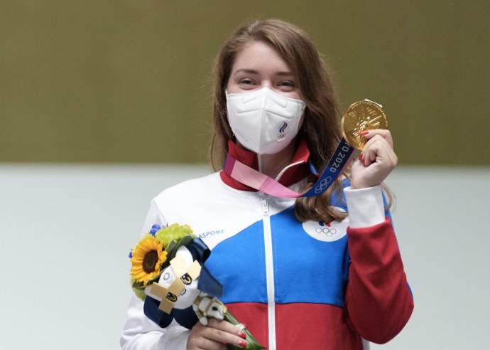 Виталина Бацарашкина вручение медалей в Токио Олимпийские игры 2020
