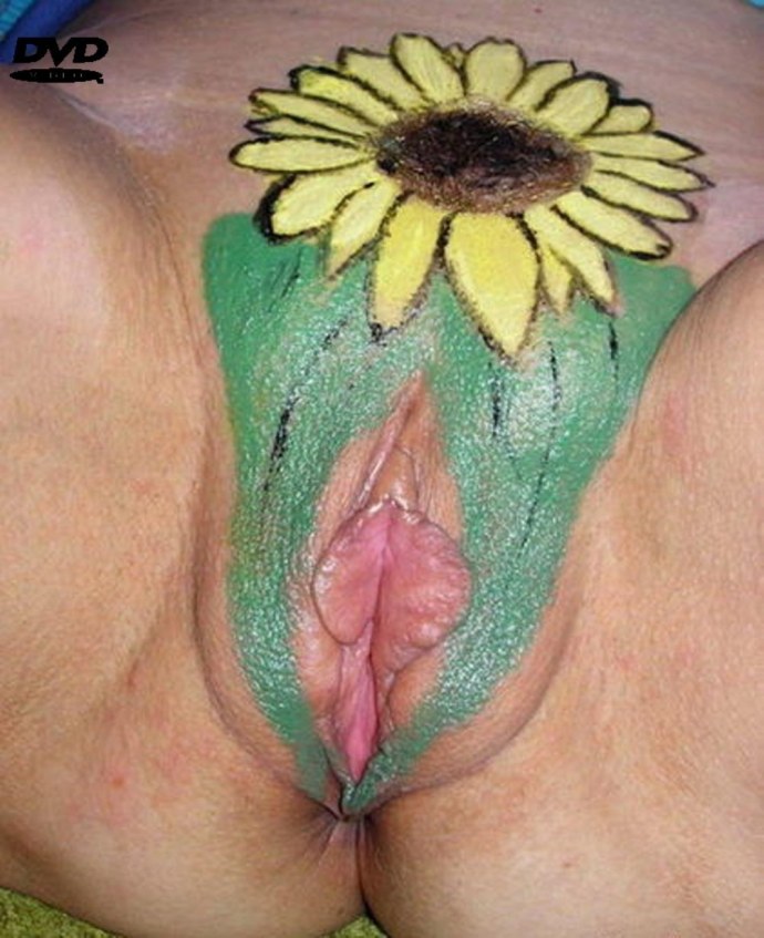 Красивые интимные тату возле клитора