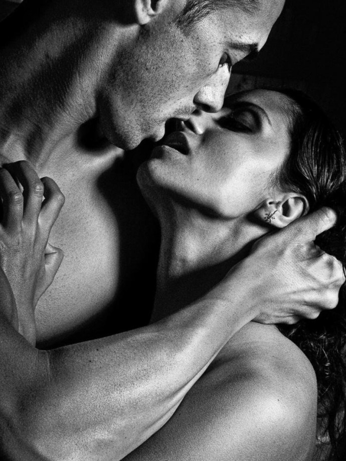 Парень целует девушку в попку