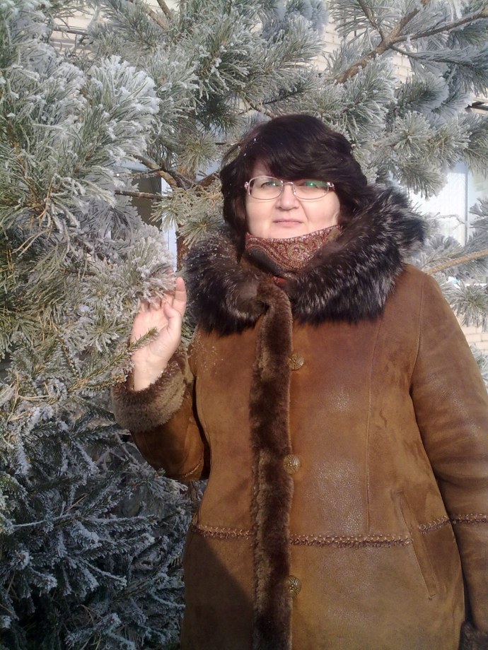 Девушка гадает на ромашке