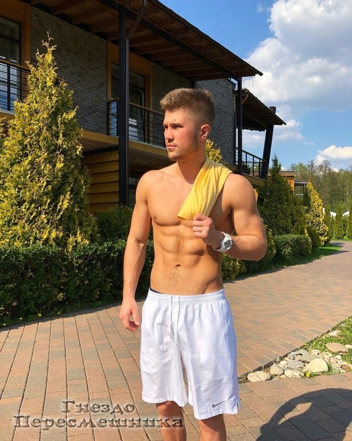 Роман Гриценко голый на красной плошоди видио