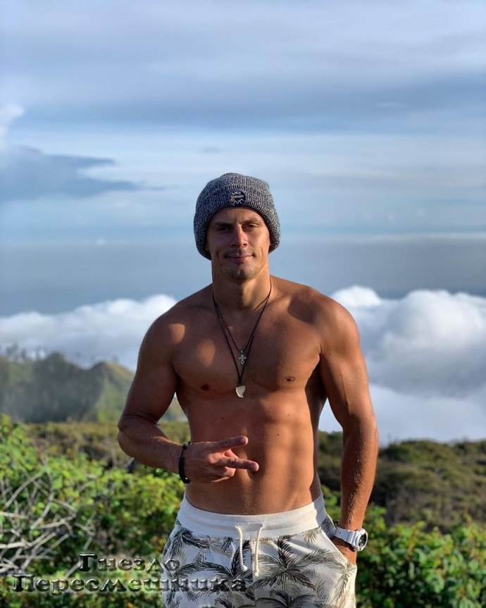 Роман Гриценко в майке