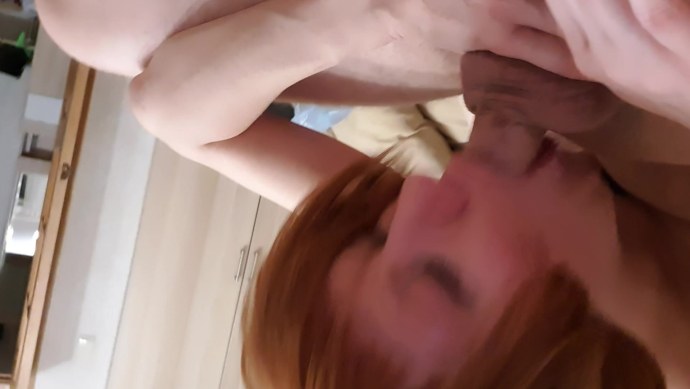 Фото у колеса обозрения девушка