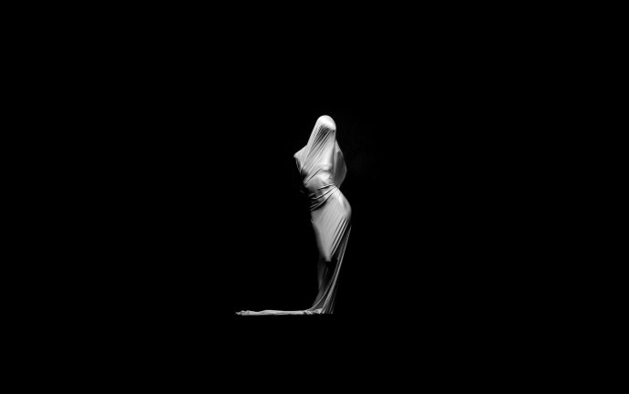 Девушка в белье возле машины