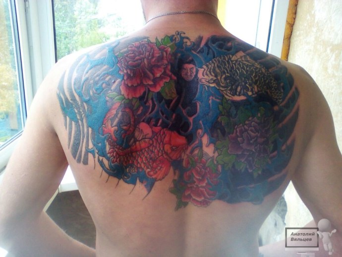 Женский силуэт на черном фоне