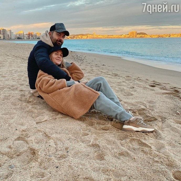 Голый Чумаков на шезлонге