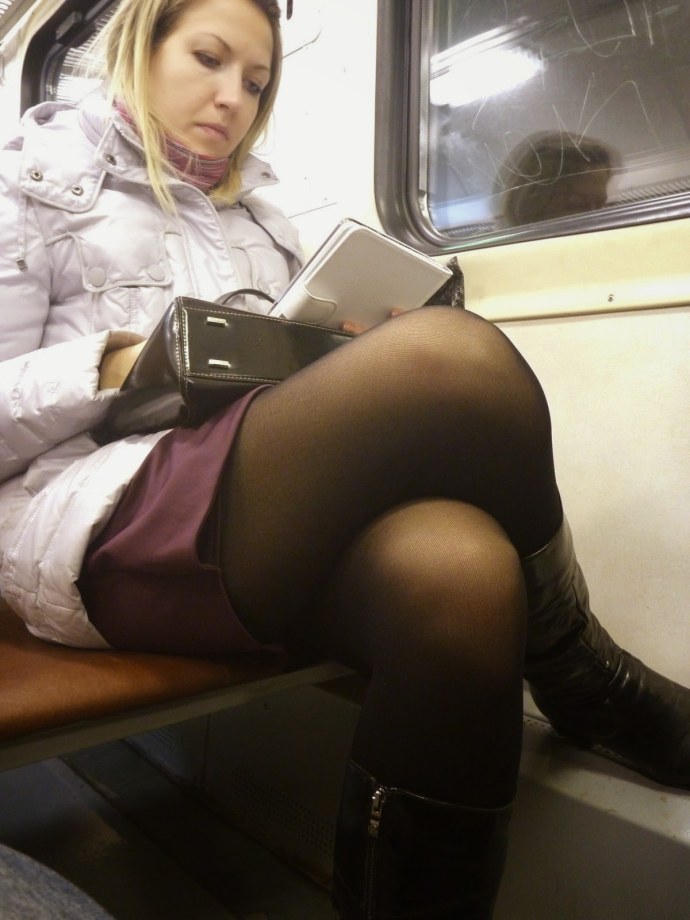 Девушки без трусиков в метро