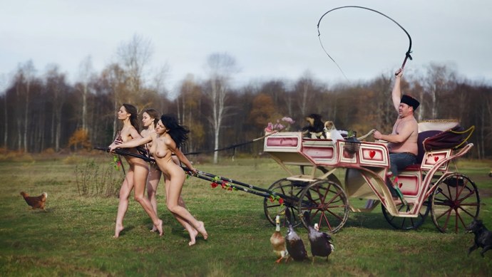 Девушка в упряжке