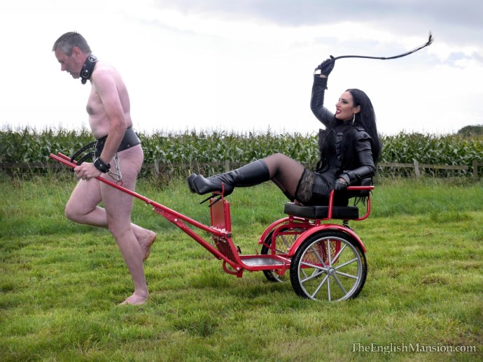 Голые женщины запряженные в повозки