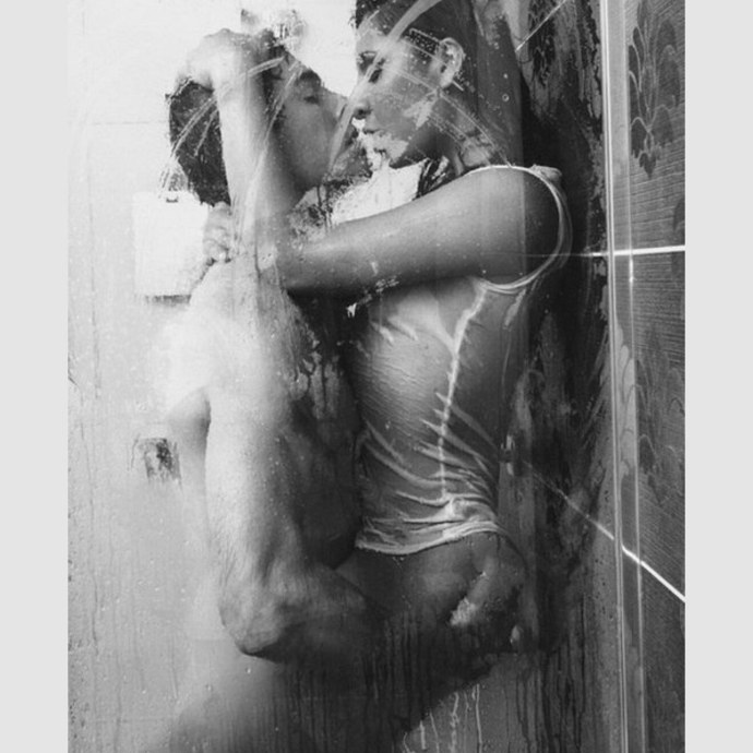 Красивая порнушка в ванной чб