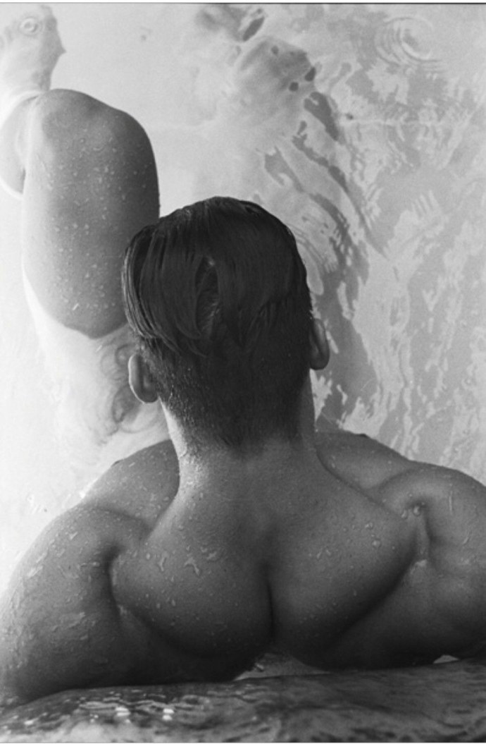 Парень с девушкой в ванне