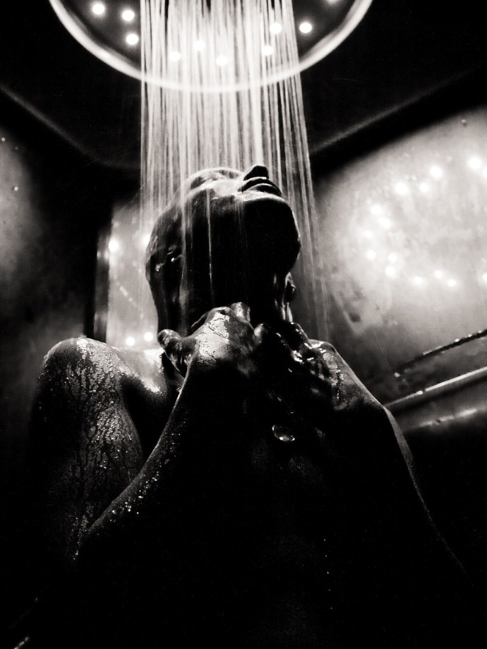 Голая в душе черно белое