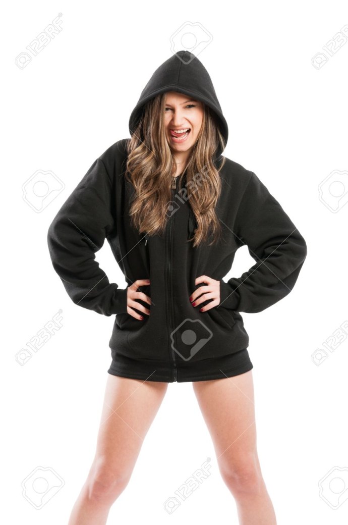 Кендалл Дженнер в белой толстовке