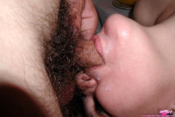 Зрелая отсосала волосатый член