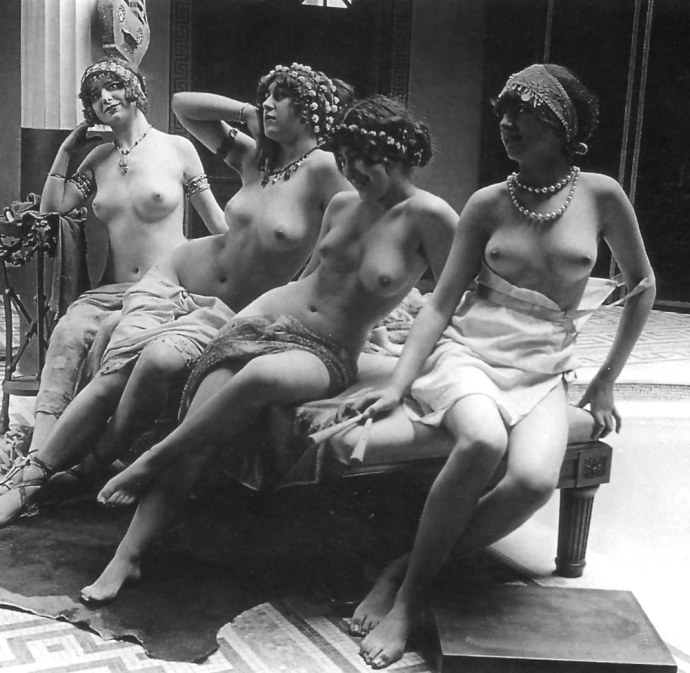 Голые женщины в публичном доме