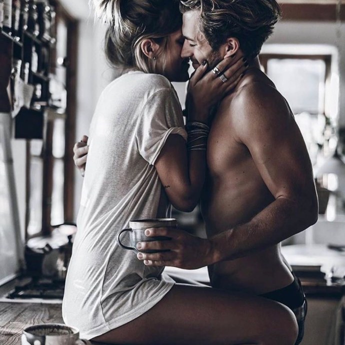 Страстные объятия влюбленных