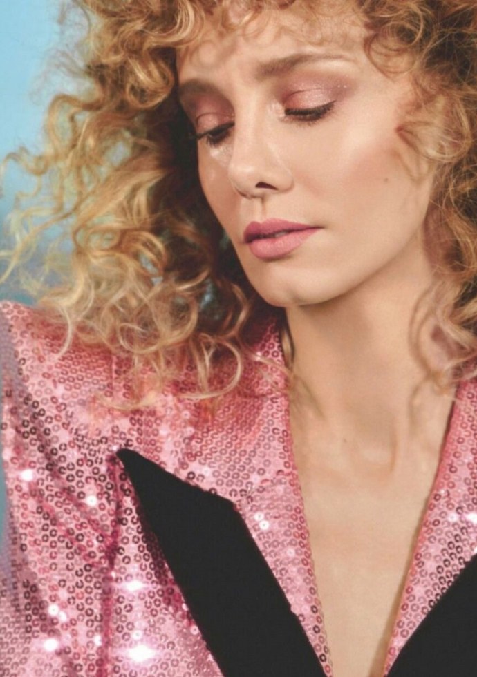 Эстер Асебо настоящие кудри