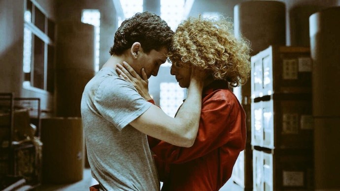 Эстер Асебо бумажный дом сцена