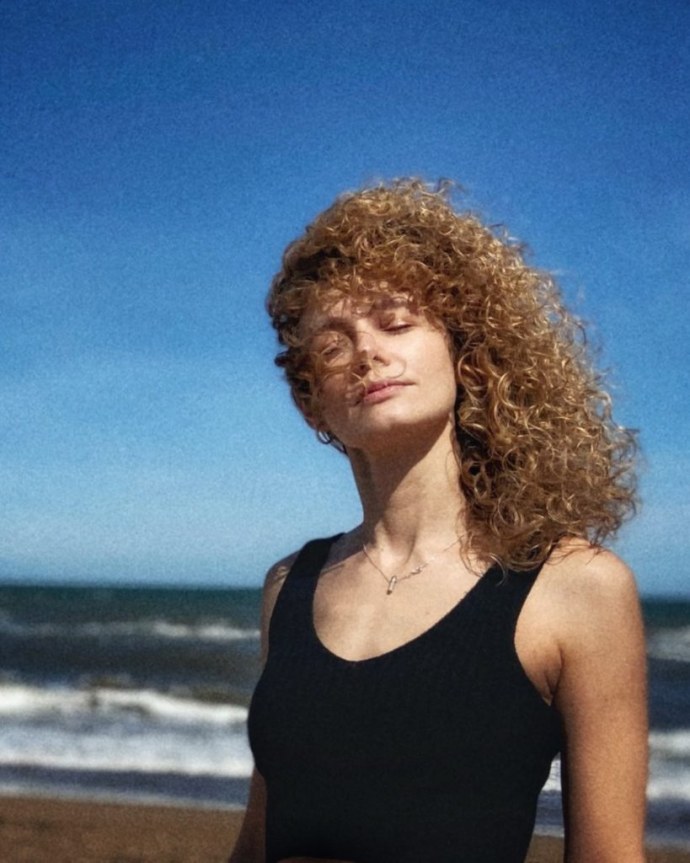 Эстер Асебо в купальнике