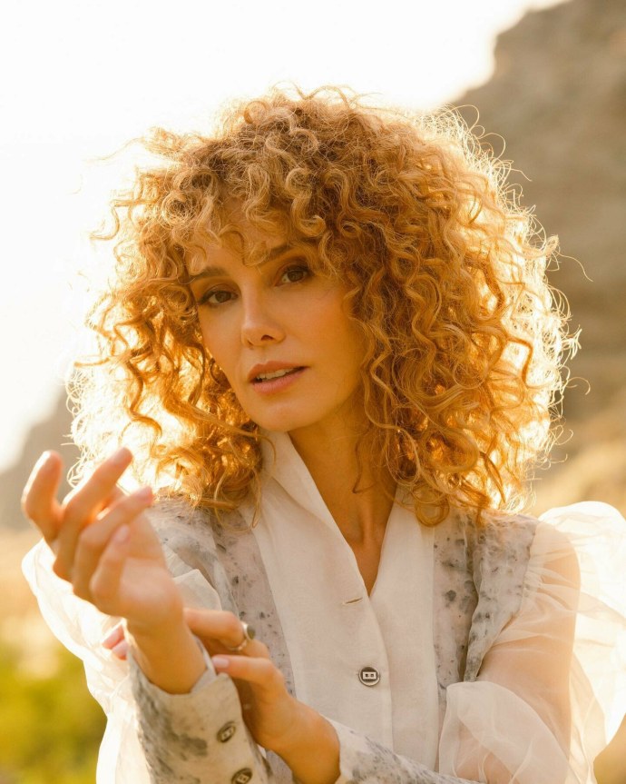 Эстер Асебо настоящие кудри