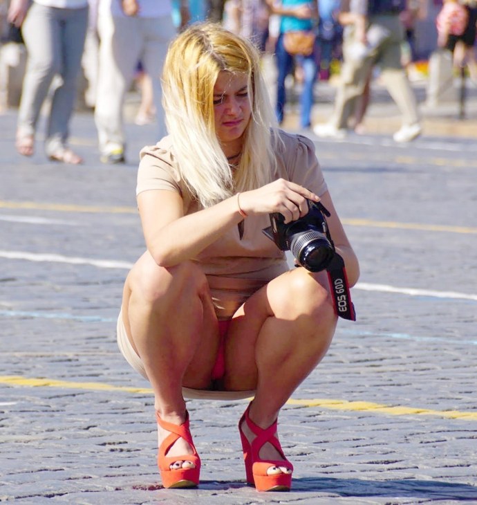 Женщины без трусиков под юбкой