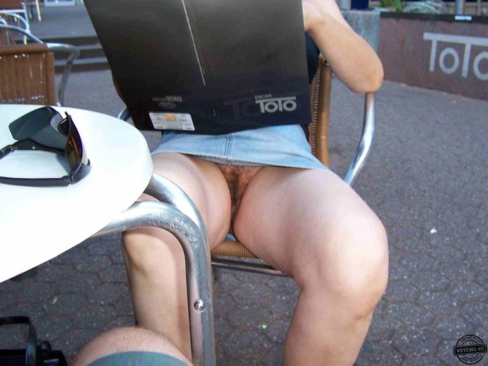 Девушки в юбке без Трусо