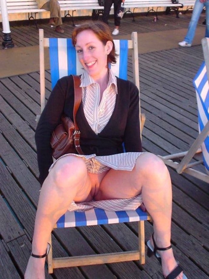 Девушки без трусиков под юбкой