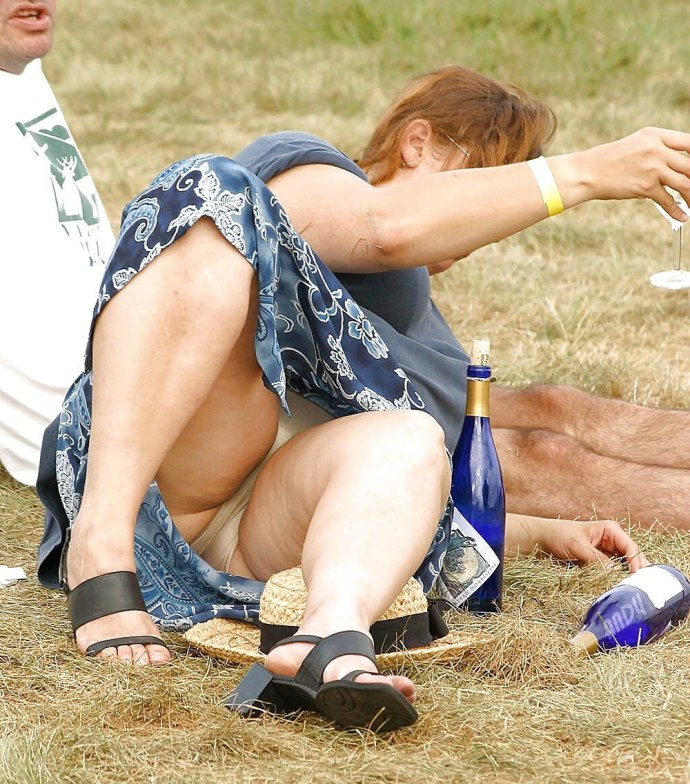 Случайно показала вагину