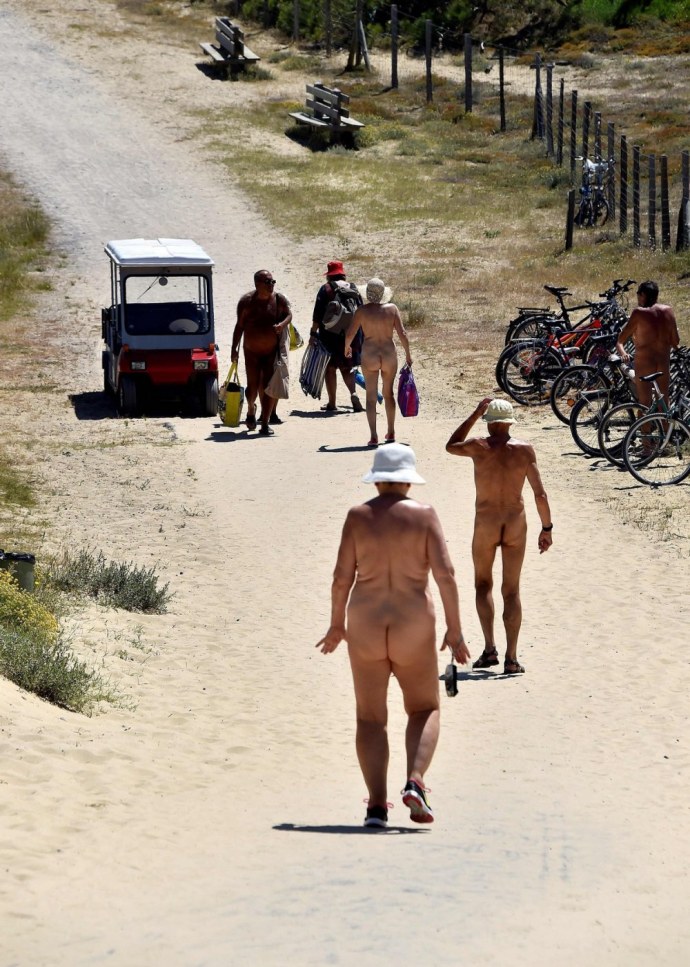 Голый французский нудистский городок