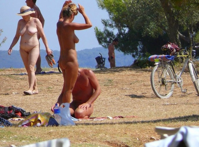 Голая нудистка на общем пляже