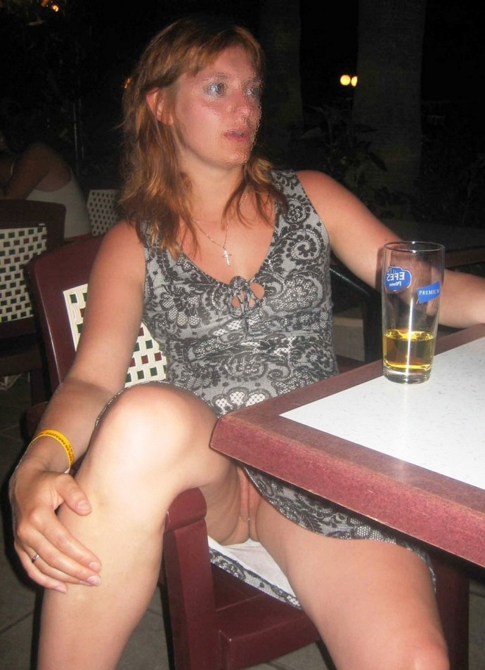 Под юбкой без трусов скрытая камера