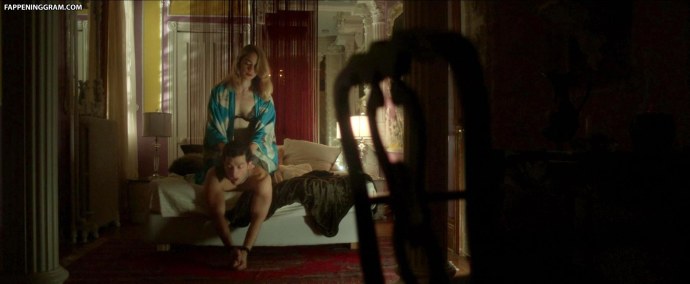 Кэролайн Манро порноактриса