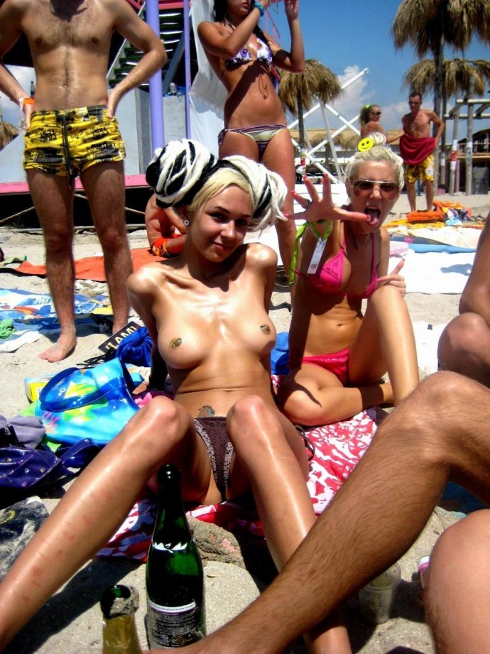 Голые бомжихи на пляже