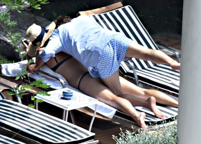 Девушка в купальнике в воде