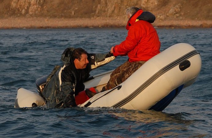 В унитаз не бросать табличка