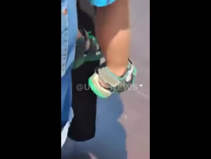 У девочки пятилетний слетели трусы