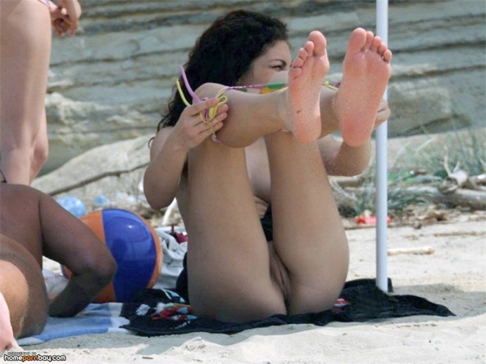 Девушки переодевают трусики на пляже