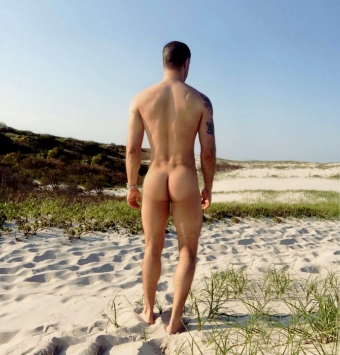 Юноши с голыми попками на природе