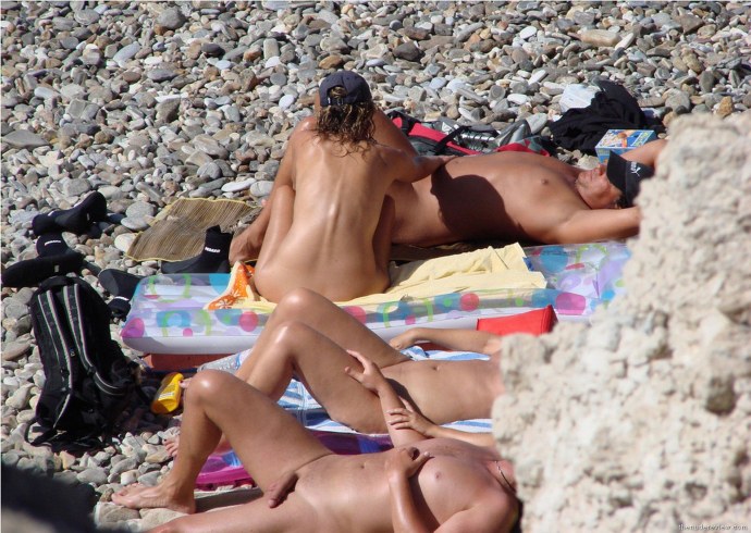 Голые на пляже Любительское