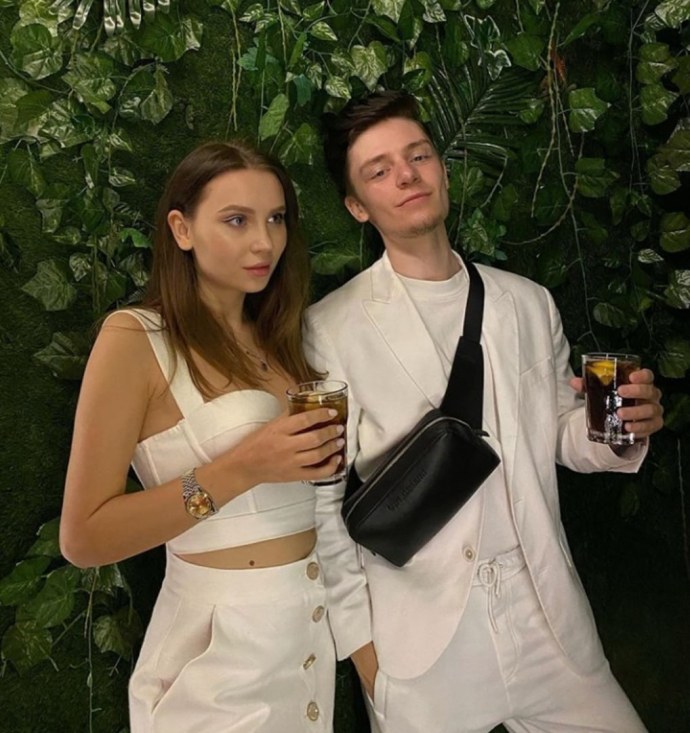 Юля Годунова с парнем