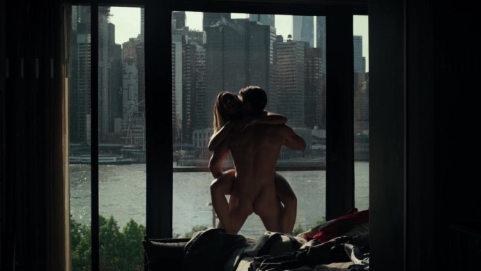 Голая возле панорамного окна