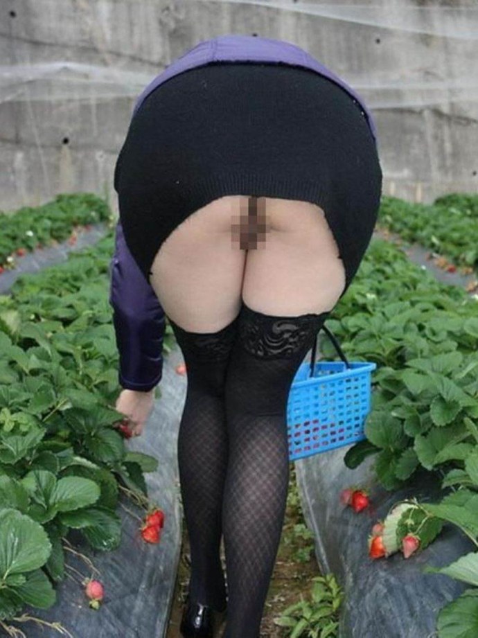 Зрелая в платье без трусов