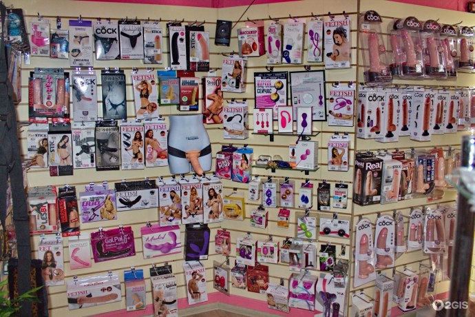 Примерка в магазине интимных товаров xxx