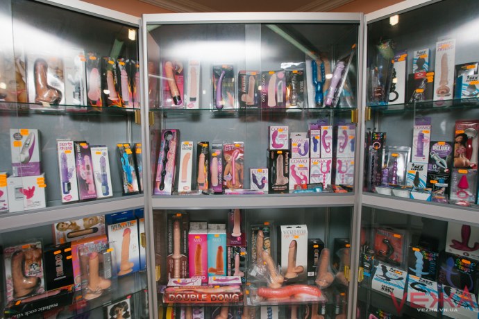 Продавщица в магазине xxx