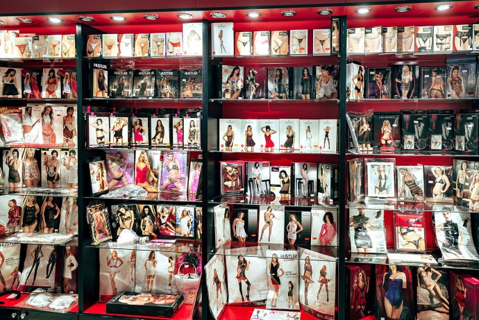 Продавщица в магазине xxx