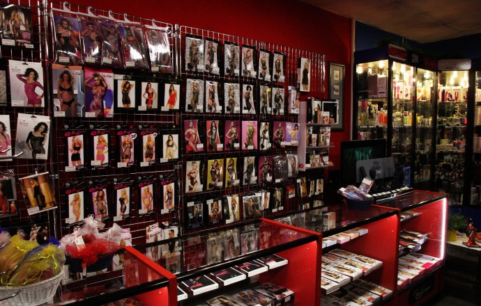 Продавщица в магазине xxx