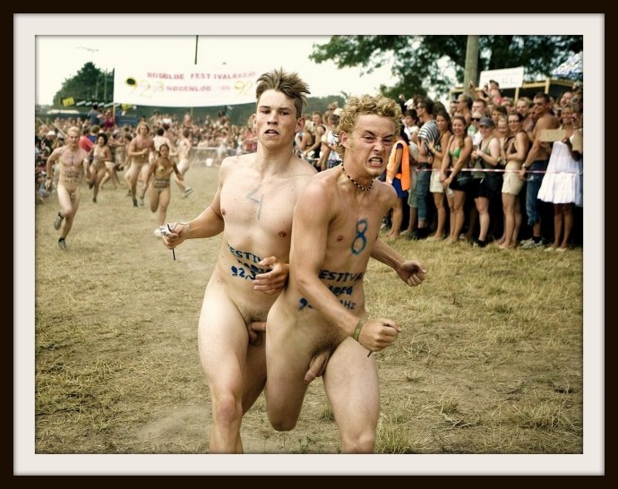 Голые спортсмены в раздевалке