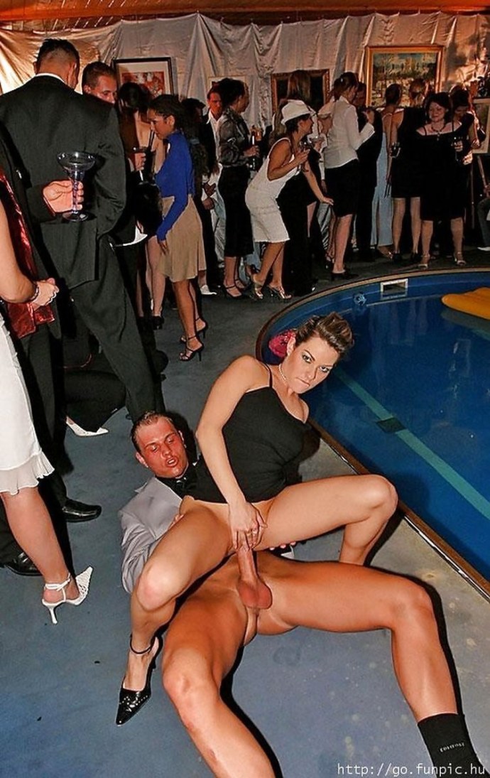 Лесби разделись на улице