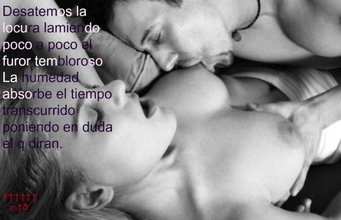 Красивые голые парни обнимаются