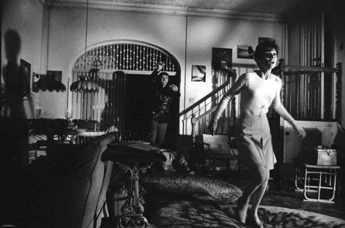 Одри Хепберн у бассейна